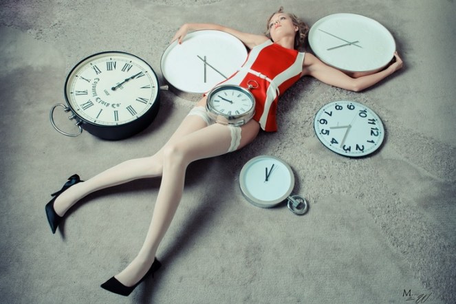 Fico a mercê das horas.